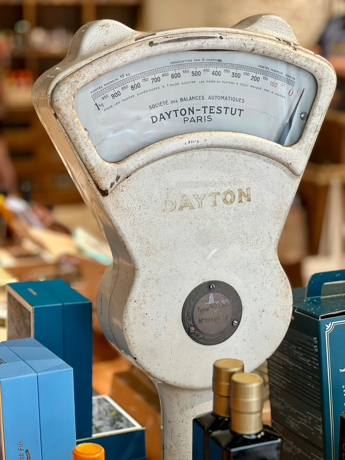 Vintage dayton scale with a measuring dial